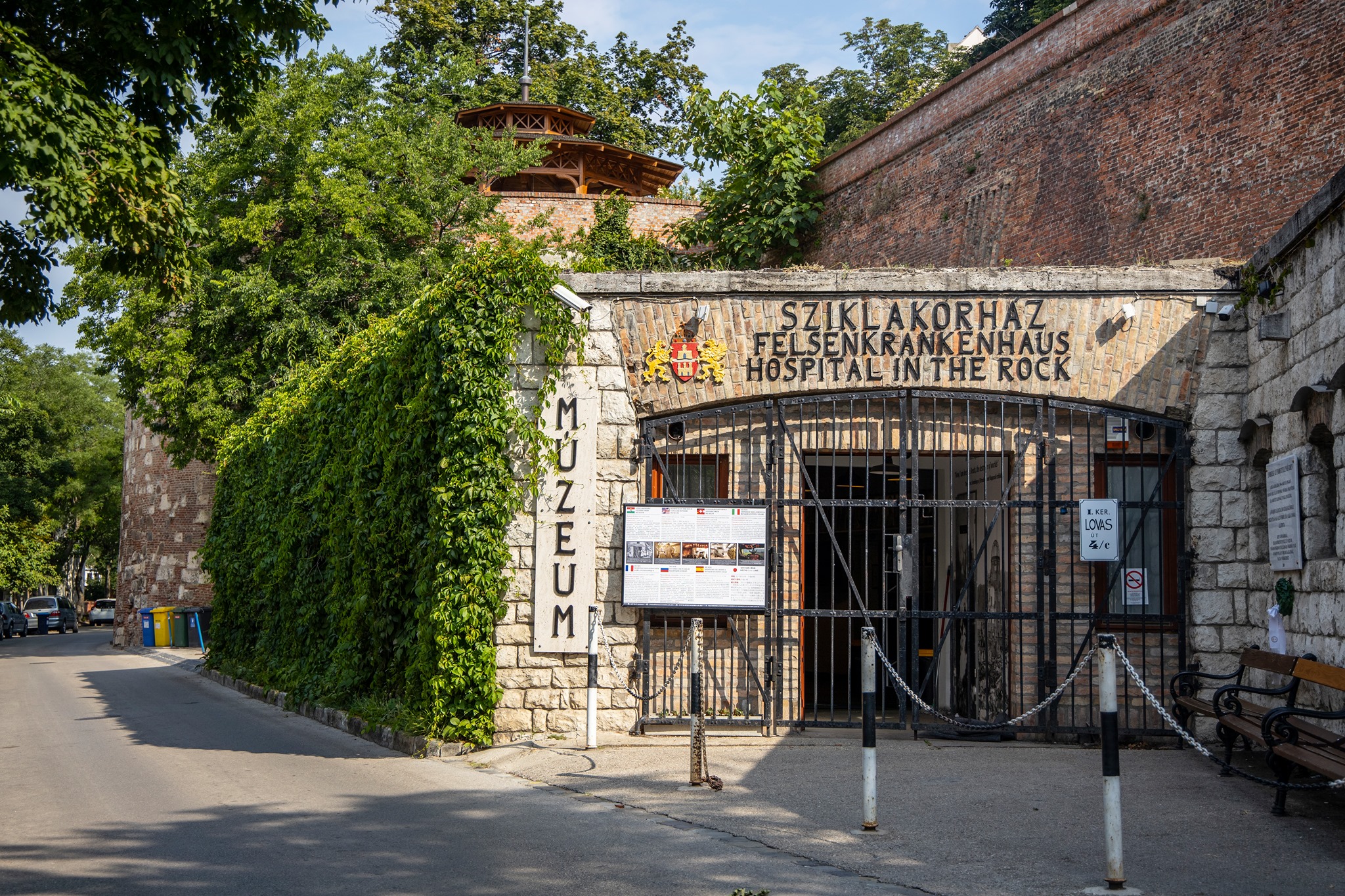 The museum is the hospital. Музей «госпиталь в скале».